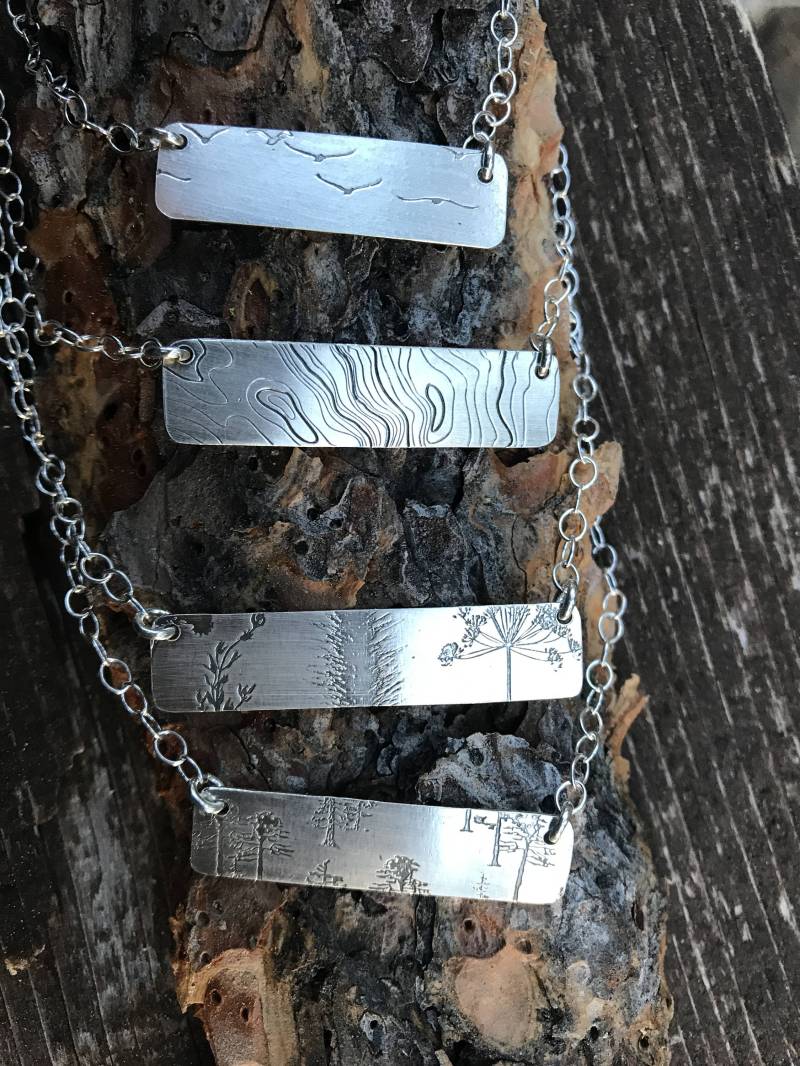 Gedruckte Bar Halskette, Floral Wald Bäume Muster Schmuck, Vogel Topo Natur von TranquillaStudio