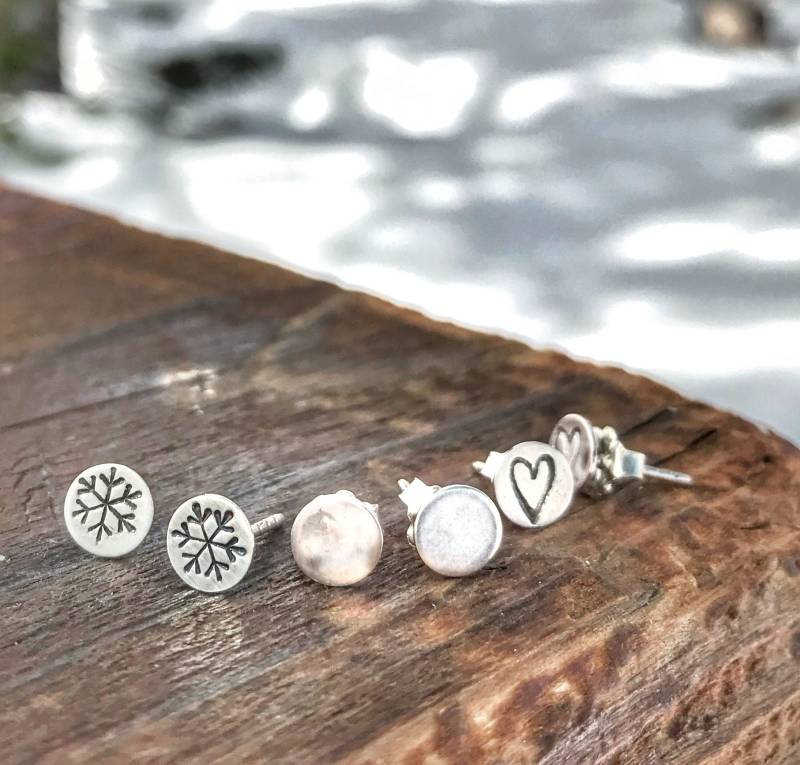 Kleine Ohrstecker, Herz Schneeflocken Text Schlichte Scheiben Kreis Alltägliche Silberne Mädchen Ohrstecker von TranquillaStudio