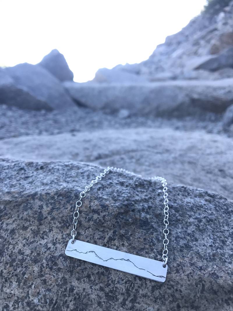 Schlichte Berg Bar Halskette, Schmuck, Geschenke, Inspiration, Wandern Schmuck von TranquillaStudio