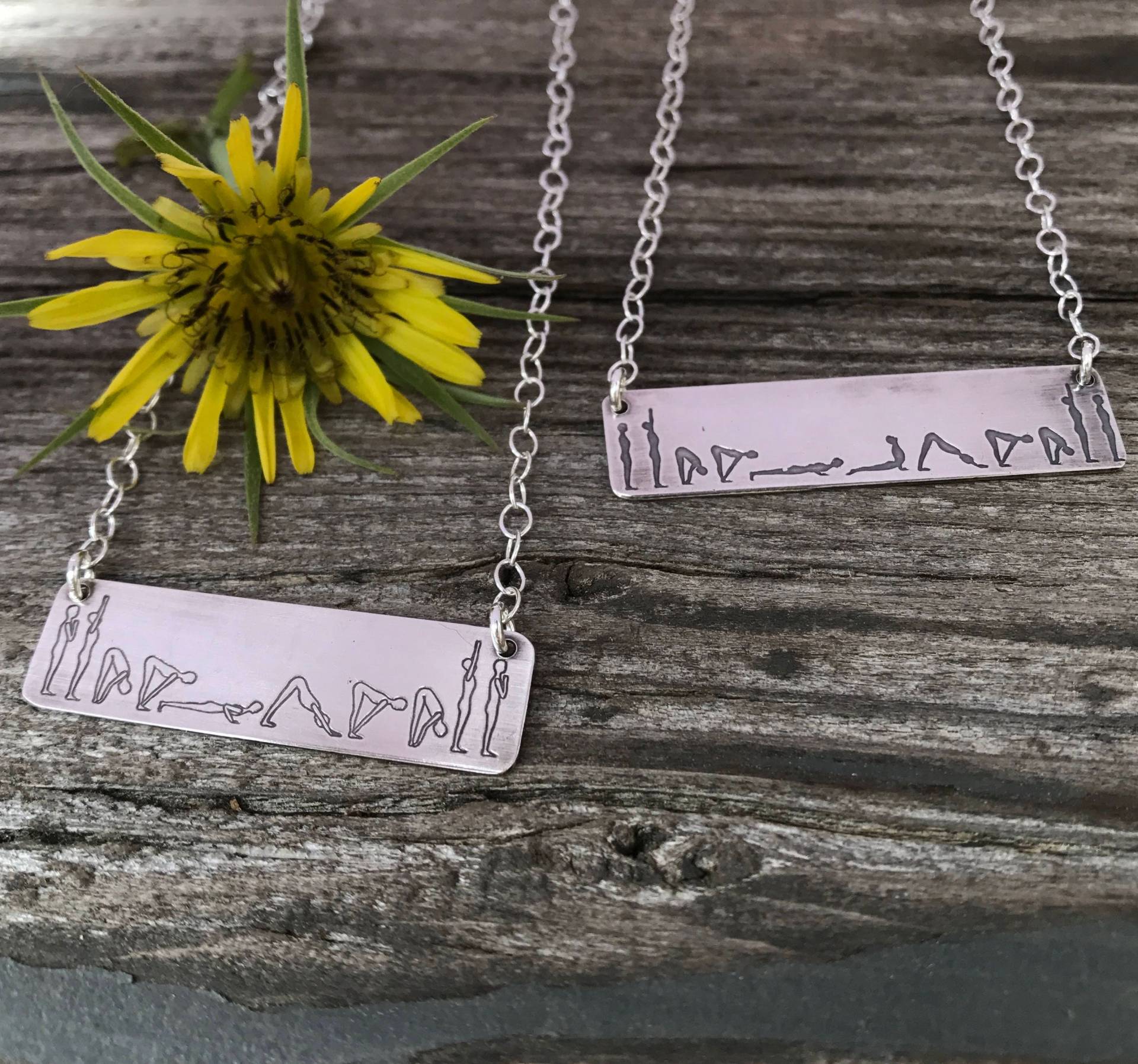 Yoga Halskette, Anhänger, Sonnengruß Schmuck, Bar Silber von TranquillaStudio
