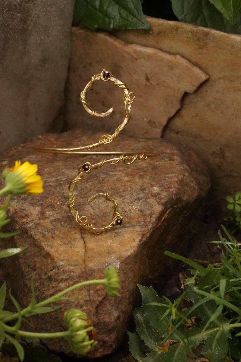 Upper Armcuff Brass Fairy Style With Garnet Pearls Upper Armcuff Brass Fairy Style With Garnet Pearls von ATELIERSACHER