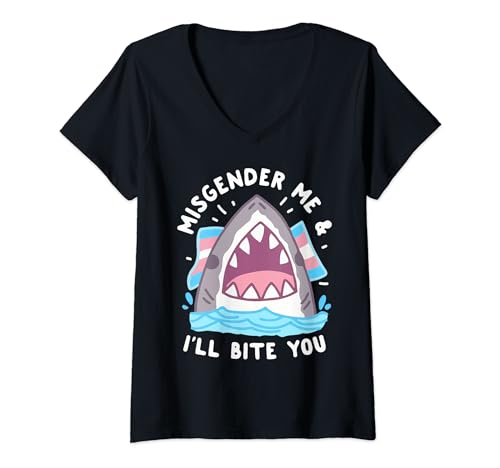 Damen Misgender Me And I'll Bite Trans Shark LGBT Pride Month T-Shirt mit V-Ausschnitt Damen Misgender Me And I'll Bite Trans Shark LGBT Pride Month T-Shirt mit V-Ausschnitt von Trans Shark LGBT Pride Month 2022