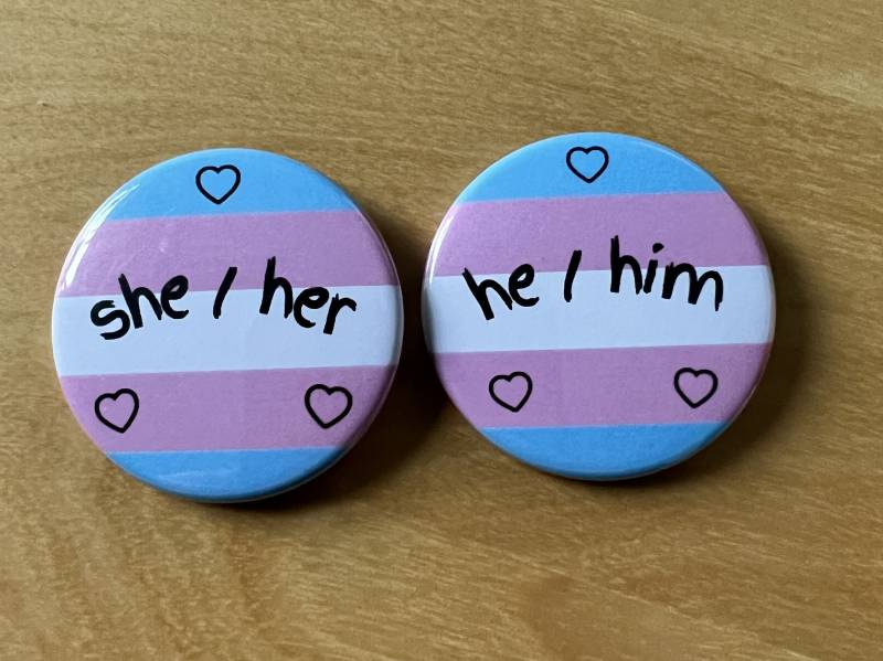 Trans Pride Button Pin Pronomen She/Her, He Him Anstecknadel 44 Mm Lgbtqia+ Trans Pride Button Pin Pronomen She/Her, He Him Anstecknadel 44 Mm Lgbtqia+ von TransFamily