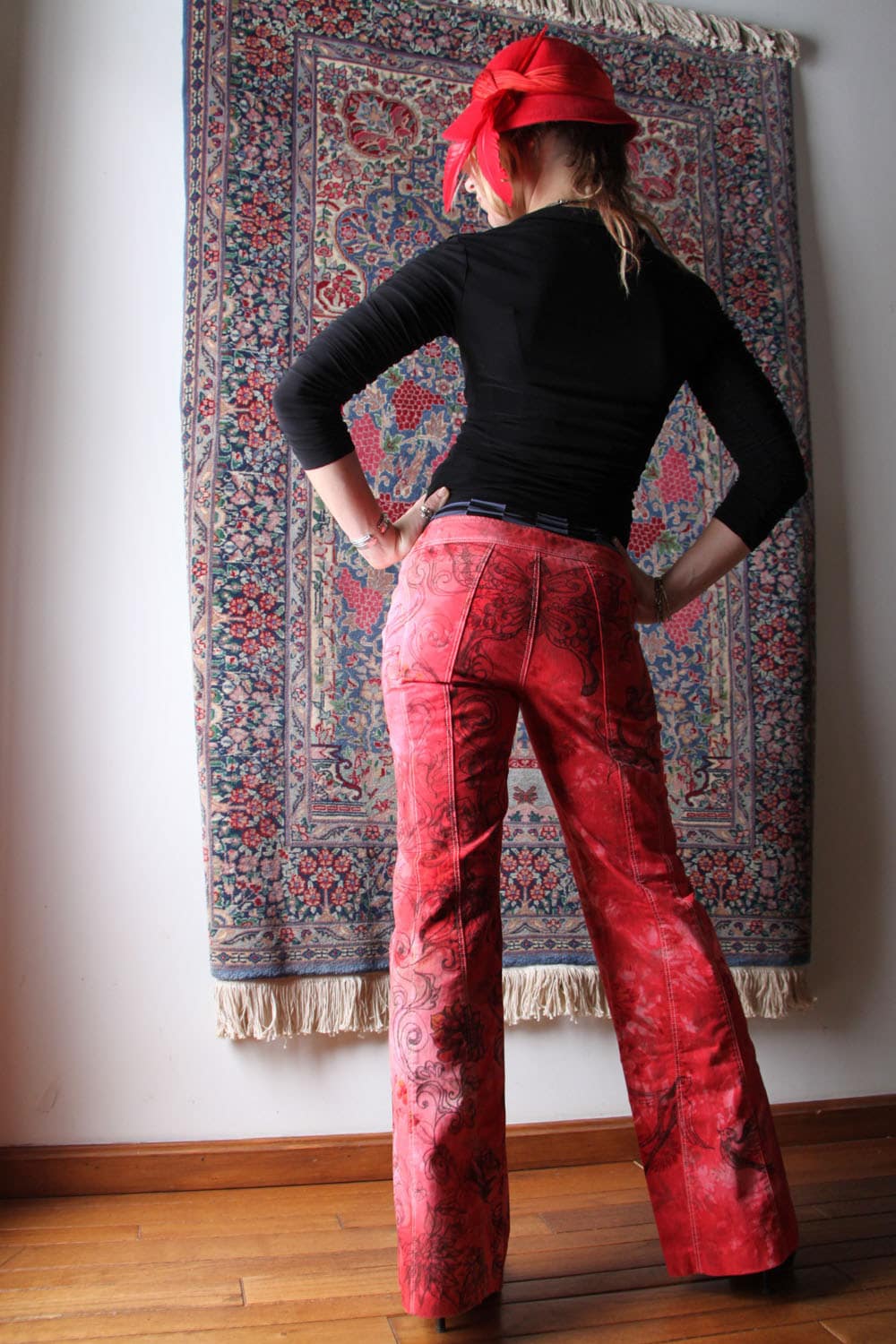 Liebe Ist Wie Eine Rot Rote Rose Tattoo Jeans Illustrierte Und Gefärbte Hose Von Krisztina Lazar von TranscendentBird