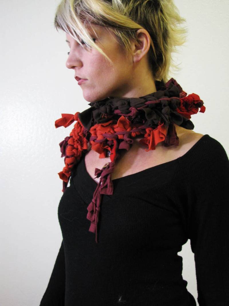 Merlot Jersey Häkelschal Kreiert Mit Upcycled T-Shirts Von Krisztina Lazar von TranscendentBird