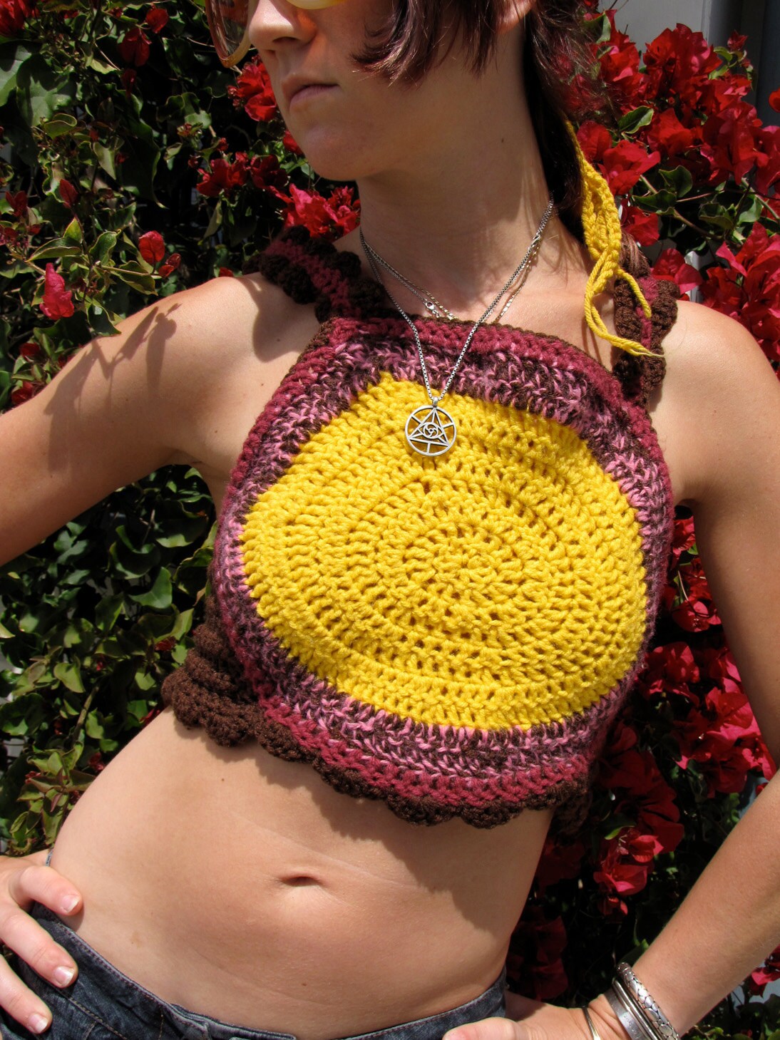 Musterverkauf Concentric Circles Häkelweste Von Krisztina Lazar in Yummy Golden Yellow Hübschem Pink Und Erdbraun von TranscendentBird