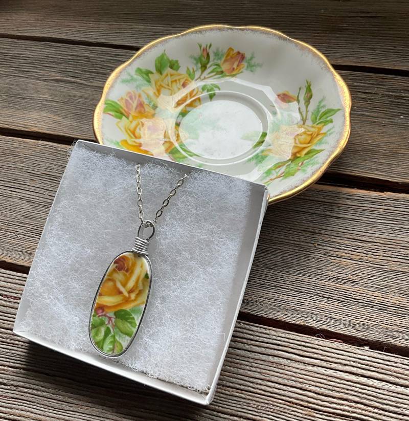 Royal Albert Tea Rose Porzellan Anhänger Halskette Durchbrochenes Geschirr Schmuck Royal Albert Tea Rose Porzellan Anhänger Halskette Durchbrochenes Geschirr Schmuck von TransformedJewelry