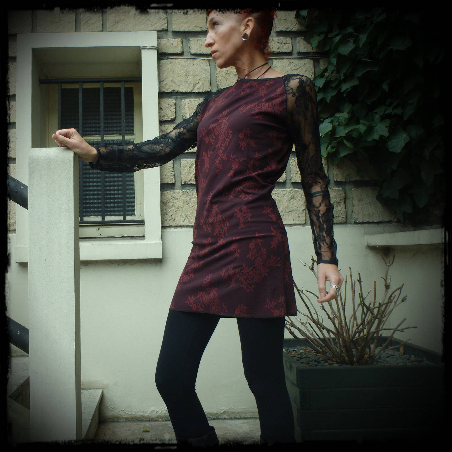 Bordeaux Kleid , Schwarze Spitze Langes Kurzes Handgesicht Bordeaux Kleid , Schwarze Spitze Langes Kurzes Handgesicht von TranxnHealingFactory