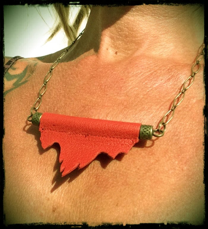 Halskette Mit Chainette Farbe Bronze Und Rotes Leder Halskette Mit Chainette Farbe Bronze Und Rotes Leder von TranxnHealingFactory