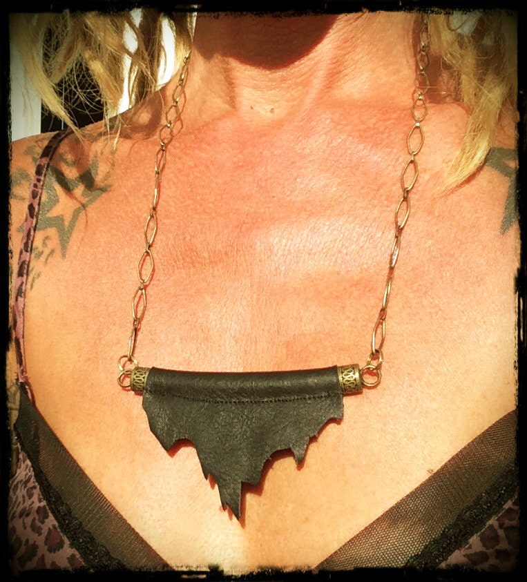 Halskette Mit Chainette Farbe Bronze Und Schwarzes Leder Halskette Mit Chainette Farbe Bronze Und Schwarzes Leder von TranxnHealingFactory
