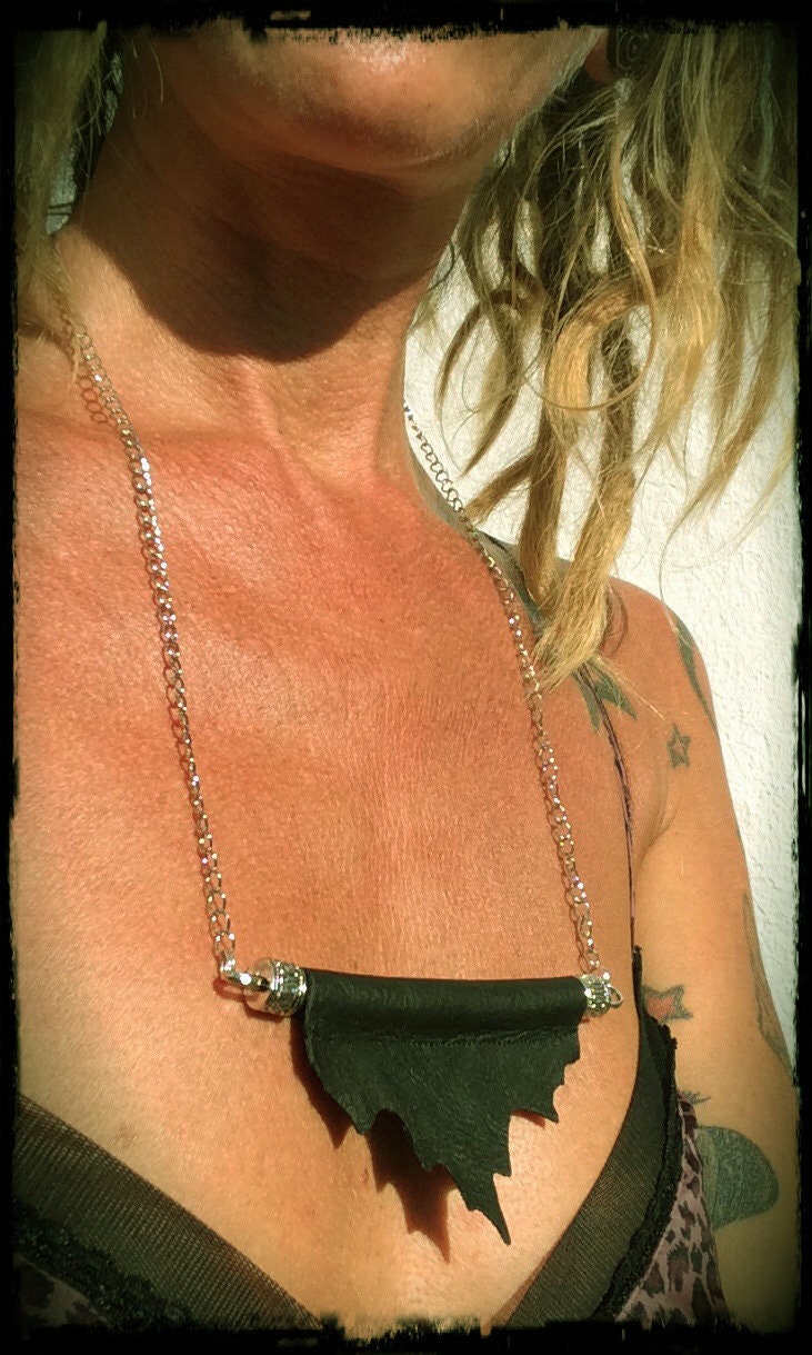 Halskette Mit Chainette Farbe Silber Und Leder Schwarz Halskette Mit Chainette Farbe Silber Und Leder Schwarz von TranxnHealingFactory