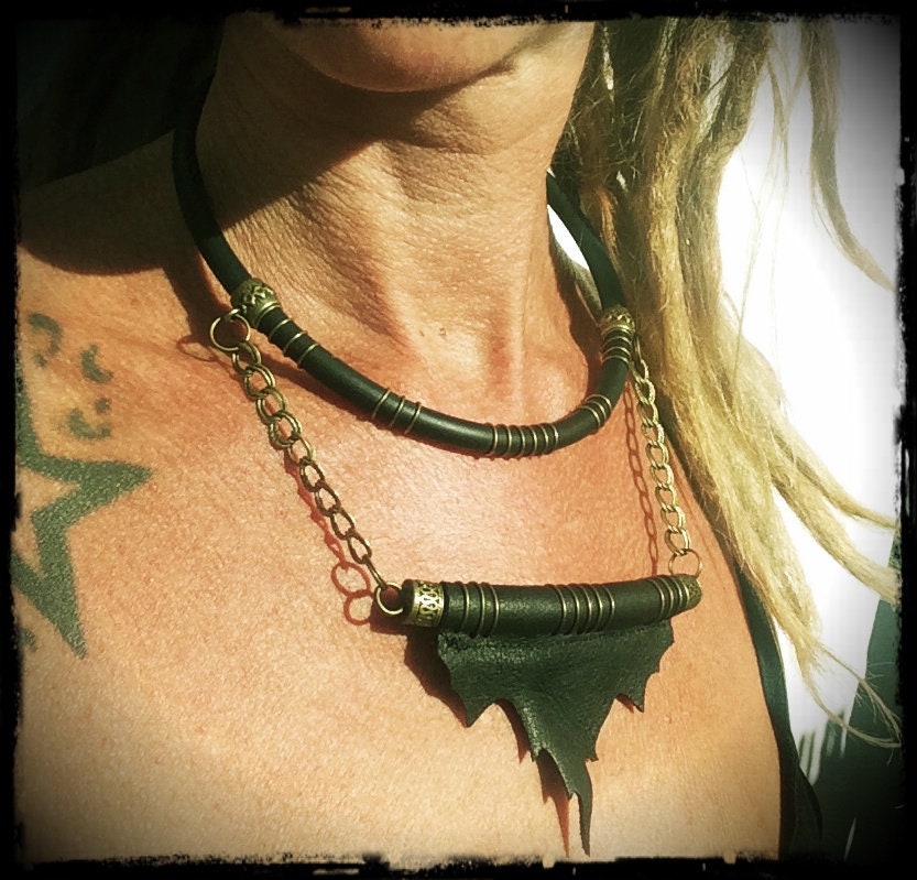 Kette Mit Chainette Und Schwarzem Leder , Dicker Doppelband Schwarzes Plastron Bronze Doppel-Halskette Handgedeckt Kette Mit Chainette Und Schwarzem Leder , Dicker Doppelband Schwarzes Plastron Bronze Doppel-Halskette Handgedeckt von TranxnHealingFactory