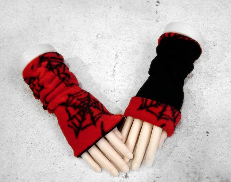 Wende-Arm-stulpen Spinnen-Netz Aus Fleece & Viskose-Jersey Handwärmer Armwärmer Handstulpen Armstulpen Handmade Berlin von TrashBerlin