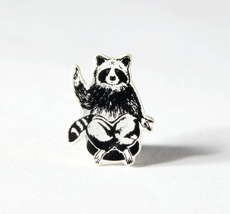 Waschbär Gottheit Hard Emaille Pin von TrashCatCo