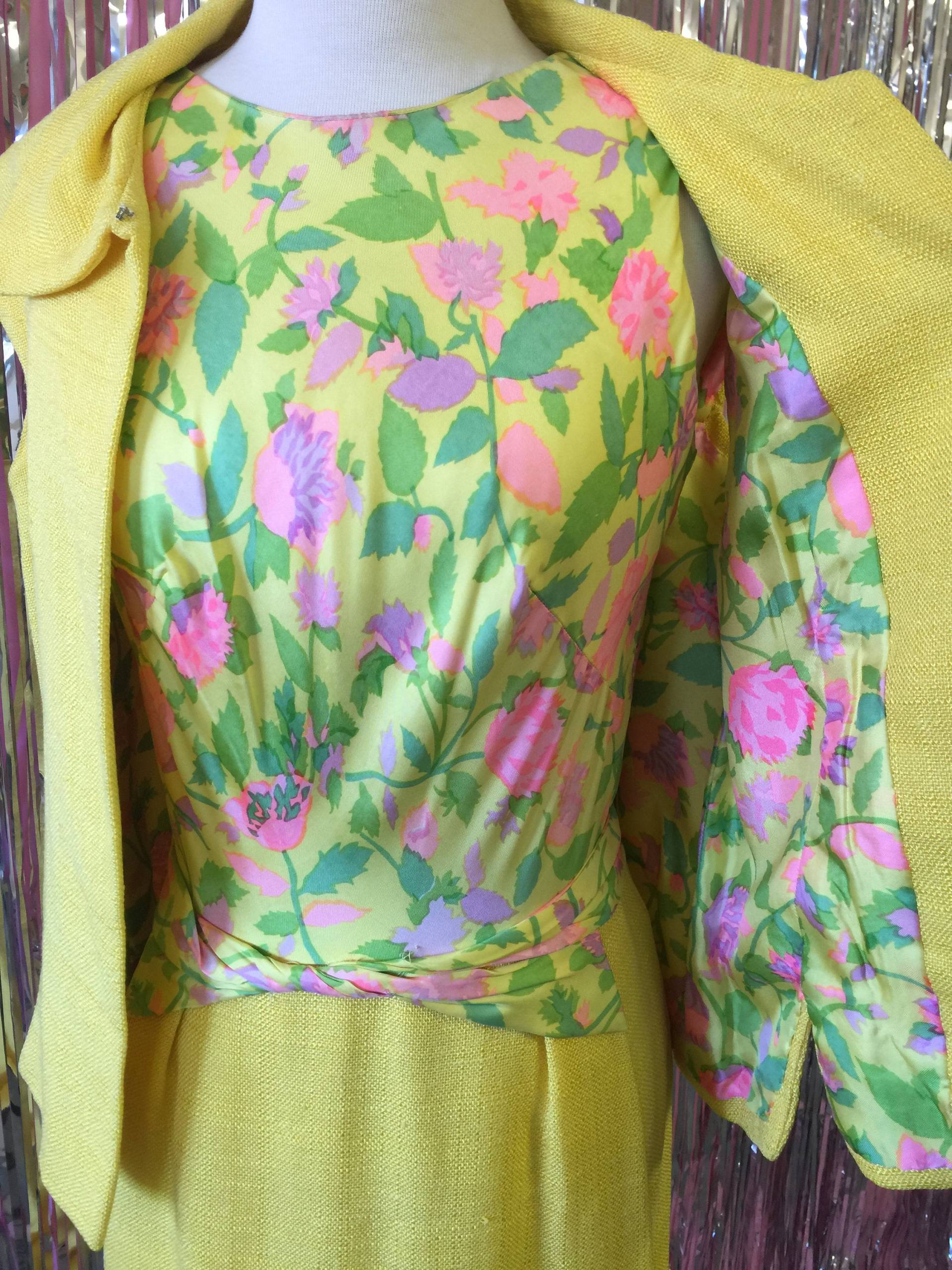 Gelber Blumen-Arbeitsmädchen-Anzug Gelber Blumen-Arbeitsmädchen-Anzug von TrashbyrdVintage