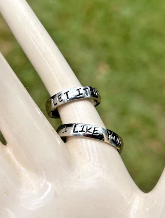 4 Mm Personalisierte Edelstahlring Größen 3-15 4 Mm Personalisierte Edelstahlring Größen 3-15 von TrasheeTreasures