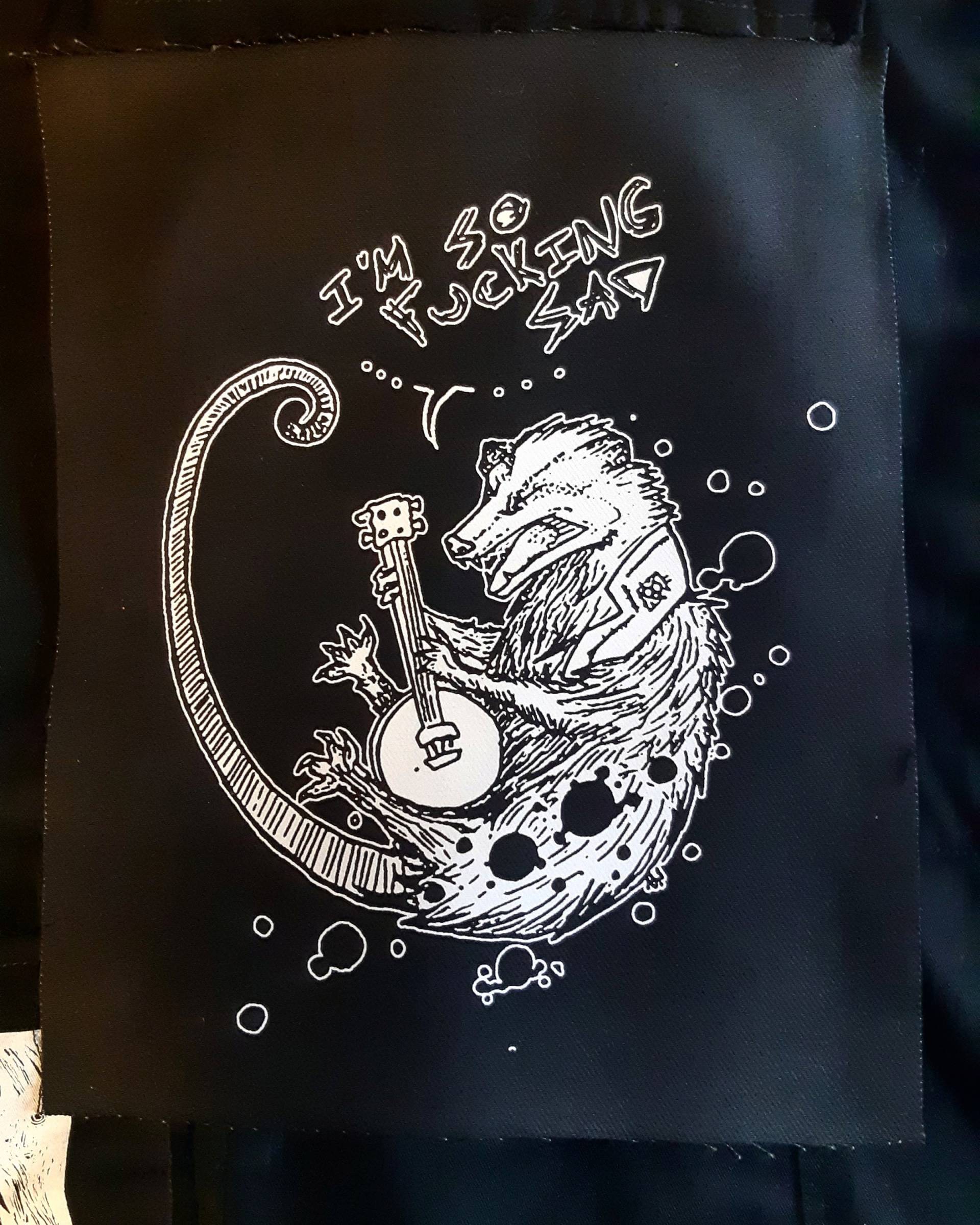Folk Punk Banjo Opossum Patch - Siebdruck Weiße Tinte Auf Schwarzem Stoff 5 X 6 Originalkunst von Trashmerch