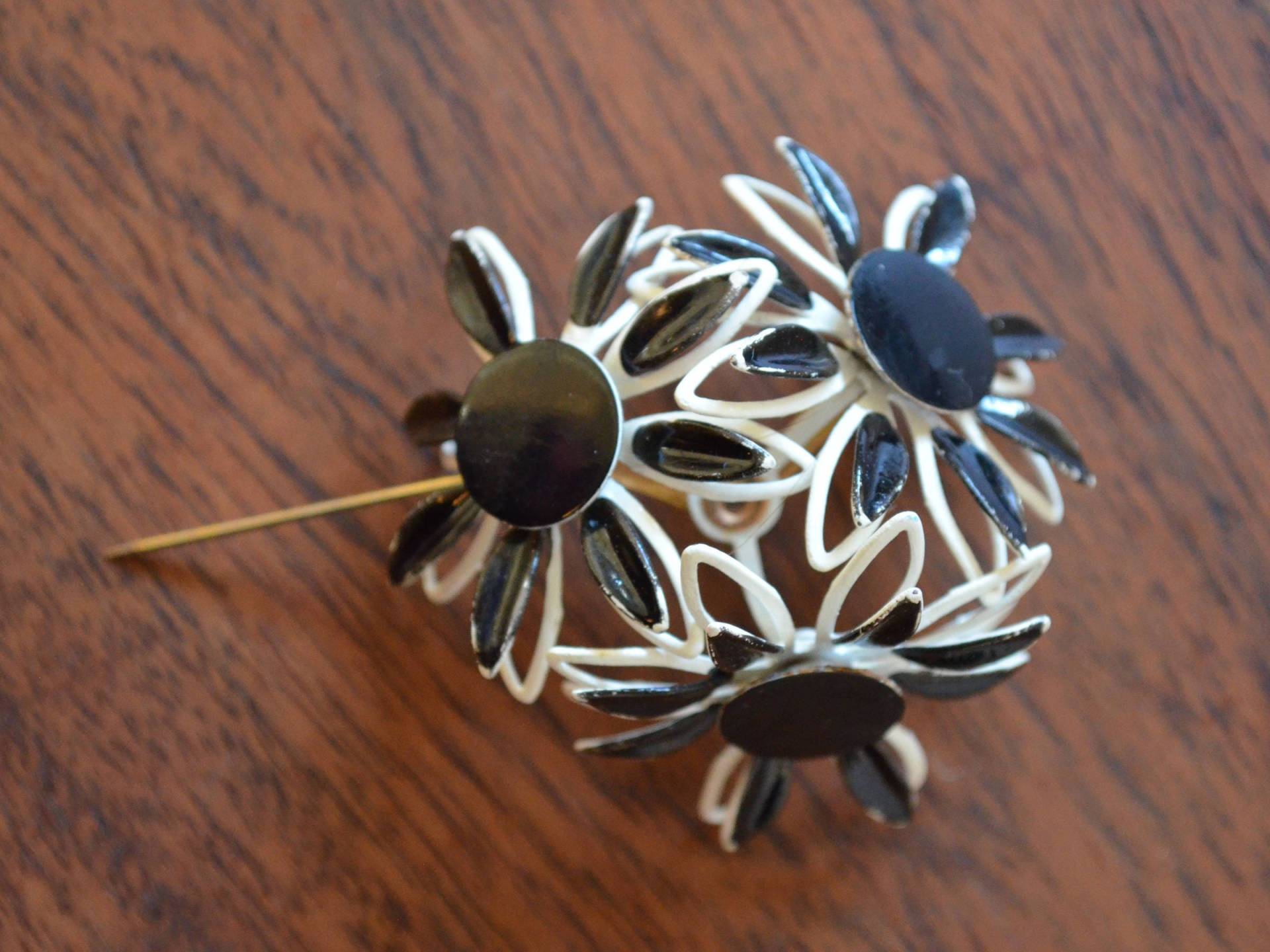 Mid Century Brosche, Schwarz-Weiß Blumen Cluster, Emaille Hippie Boho Vintage Brosche Mid Century Brosche, Schwarz-Weiß Blumen Cluster, Emaille Hippie Boho Vintage Brosche von Trashtiques