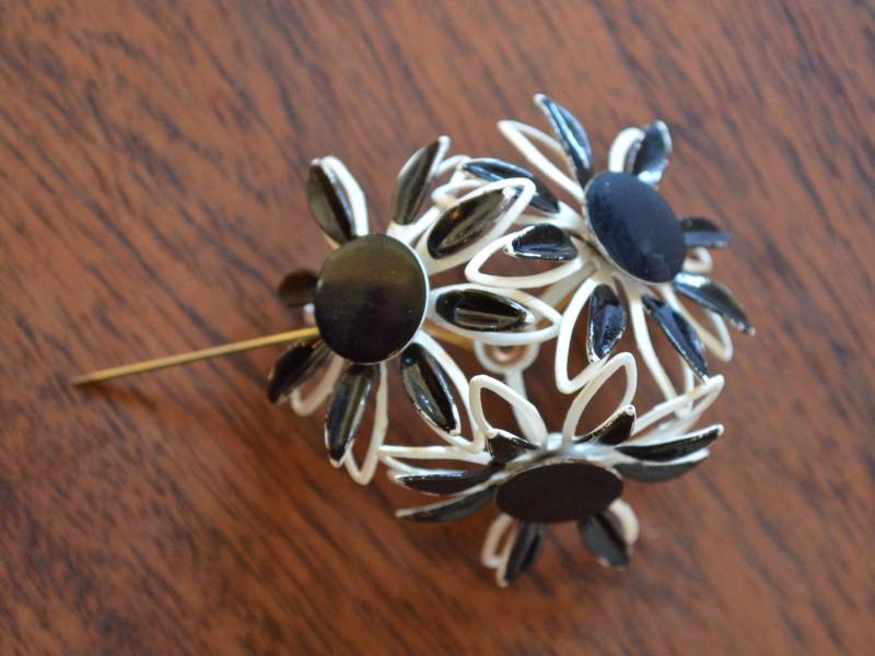 Mid Century Brosche, Schwarz-Weiß Blumen Cluster, Emaille Hippie Boho Vintage Brosche Mid Century Brosche, Schwarz-Weiß Blumen Cluster, Emaille Hippie Boho Vintage Brosche von Trashtiques