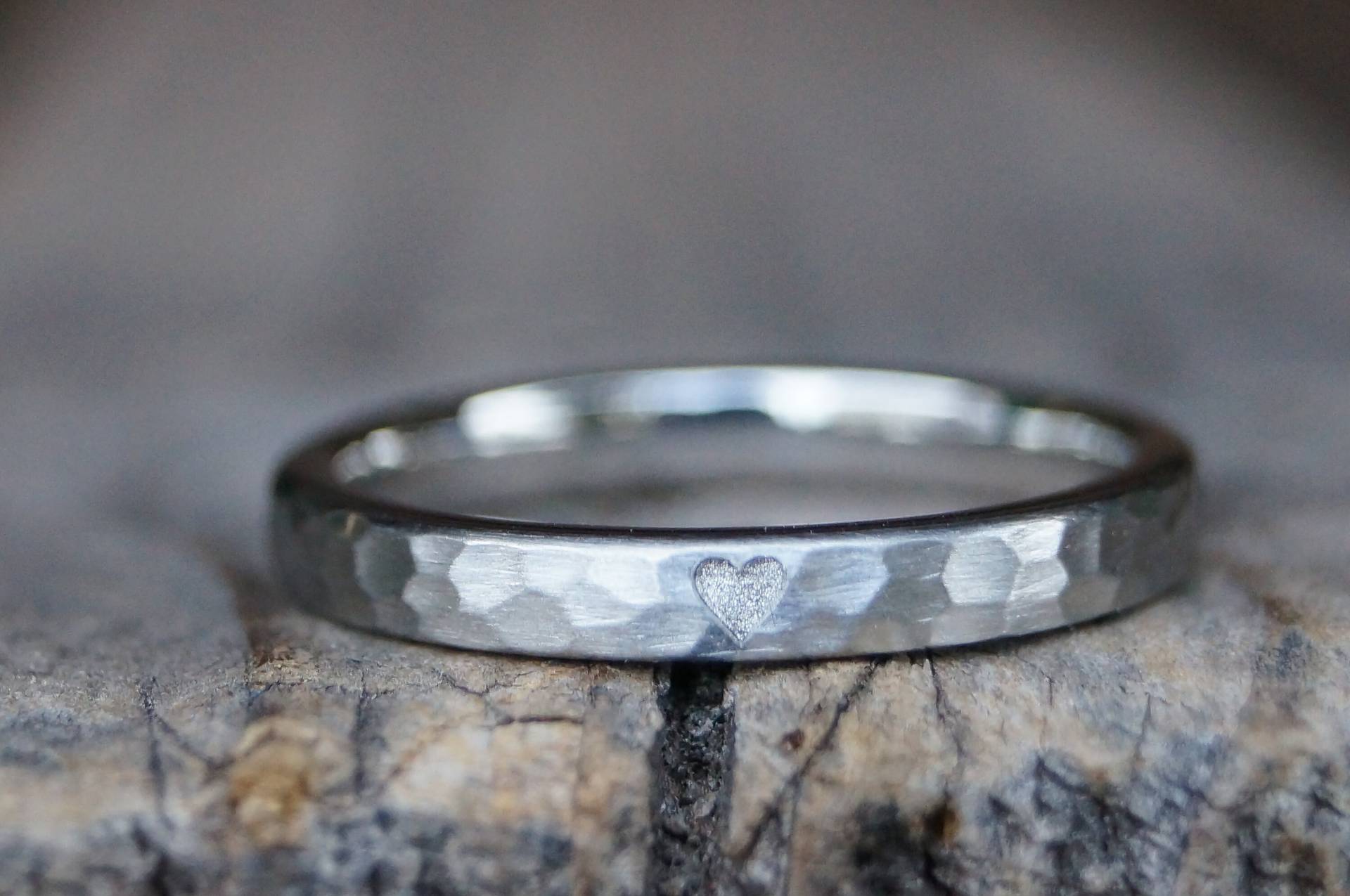 Antragsring Partnerring Ehering "Willst Du" Platin Gehämmert Mit Herzchen von TrauRingSchmiede