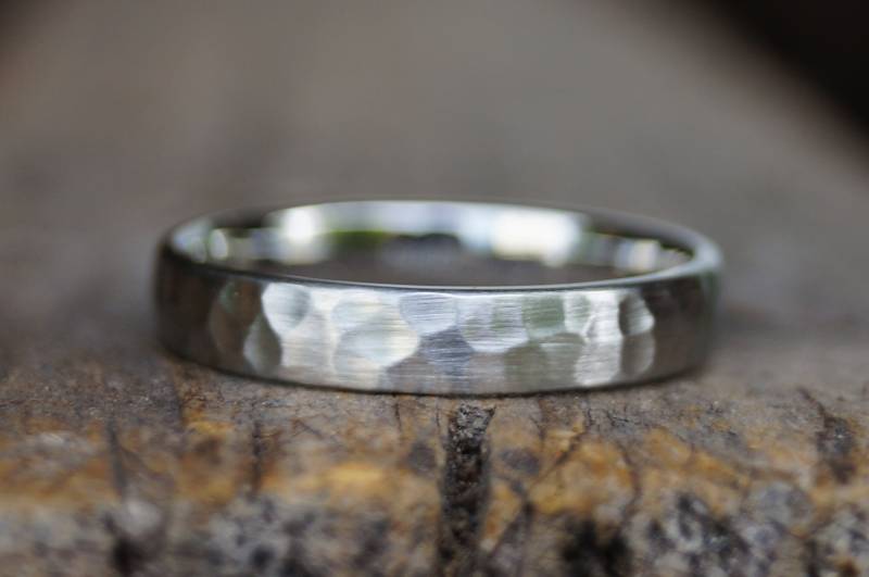 Einzelner Partnerring "Willst Du" Platin Gehämmert von TrauRingSchmiede