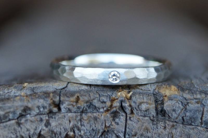 Einzelner Partnerring "Wir Bleiben" Damenring Silber Gehämmert Mit Brillant von TrauRingSchmiede