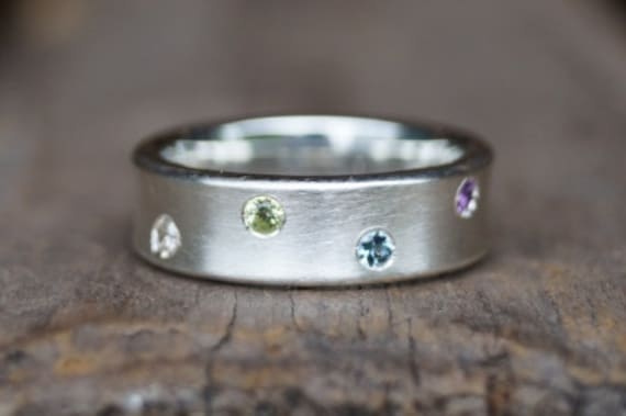 Ring Familienring "Konvex" Silber Brillant Peridot Aquamarin Amethyst von TrauRingSchmiede