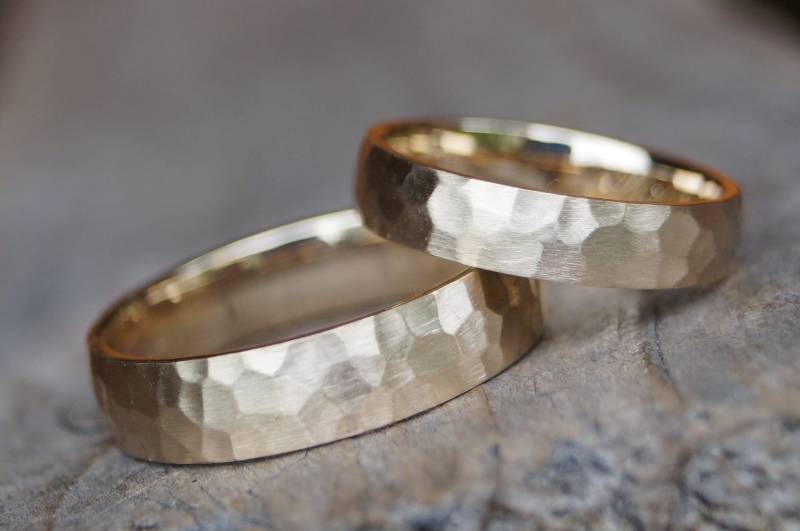 Trauringe Partnerringe Gehämmert 375/ - Roségold von TrauRingSchmiede