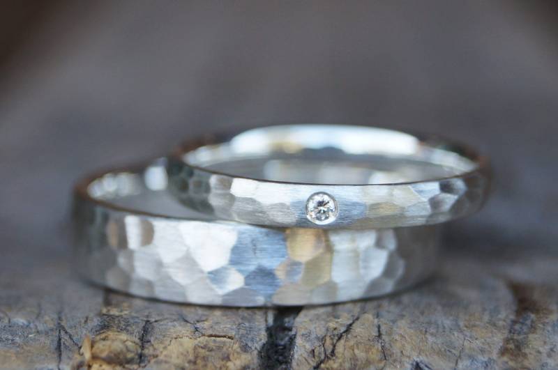 Trauringe Partnerringe Gehämmert Silber Edel & Schlicht , Brillant von TrauRingSchmiede