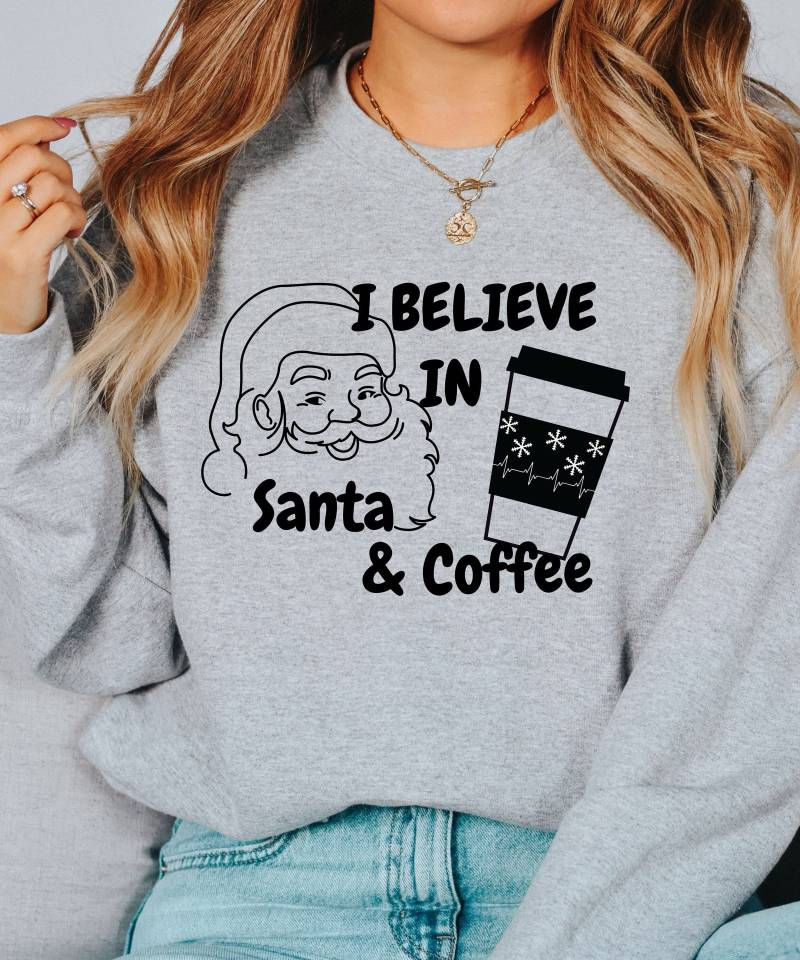 De - I Believe in Santa & Coffee Sweater Weihnachtsbäume Weihnachtssewater Weihnachten Christmas Pulli von TraumFabriik