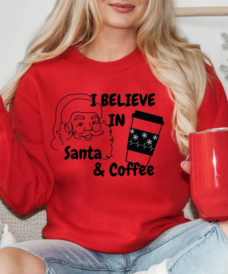 De - I Believe in Santa & Coffee Sweater Weihnachtsbäume Weihnachtssewater Weihnachten Christmas Pulli von TraumFabriik