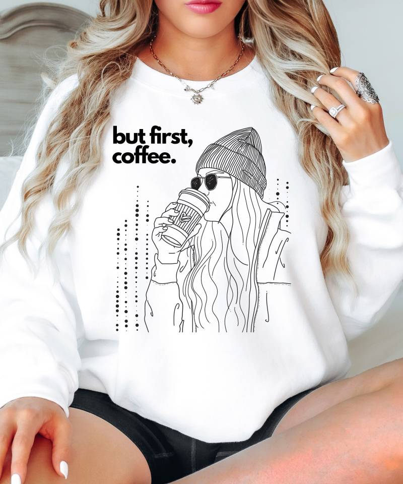 De - Sweatshirt Kaffee Kaffeeliebhaber Sweater Für Mama Junge Mädchen But First Coffe von TraumFabriik