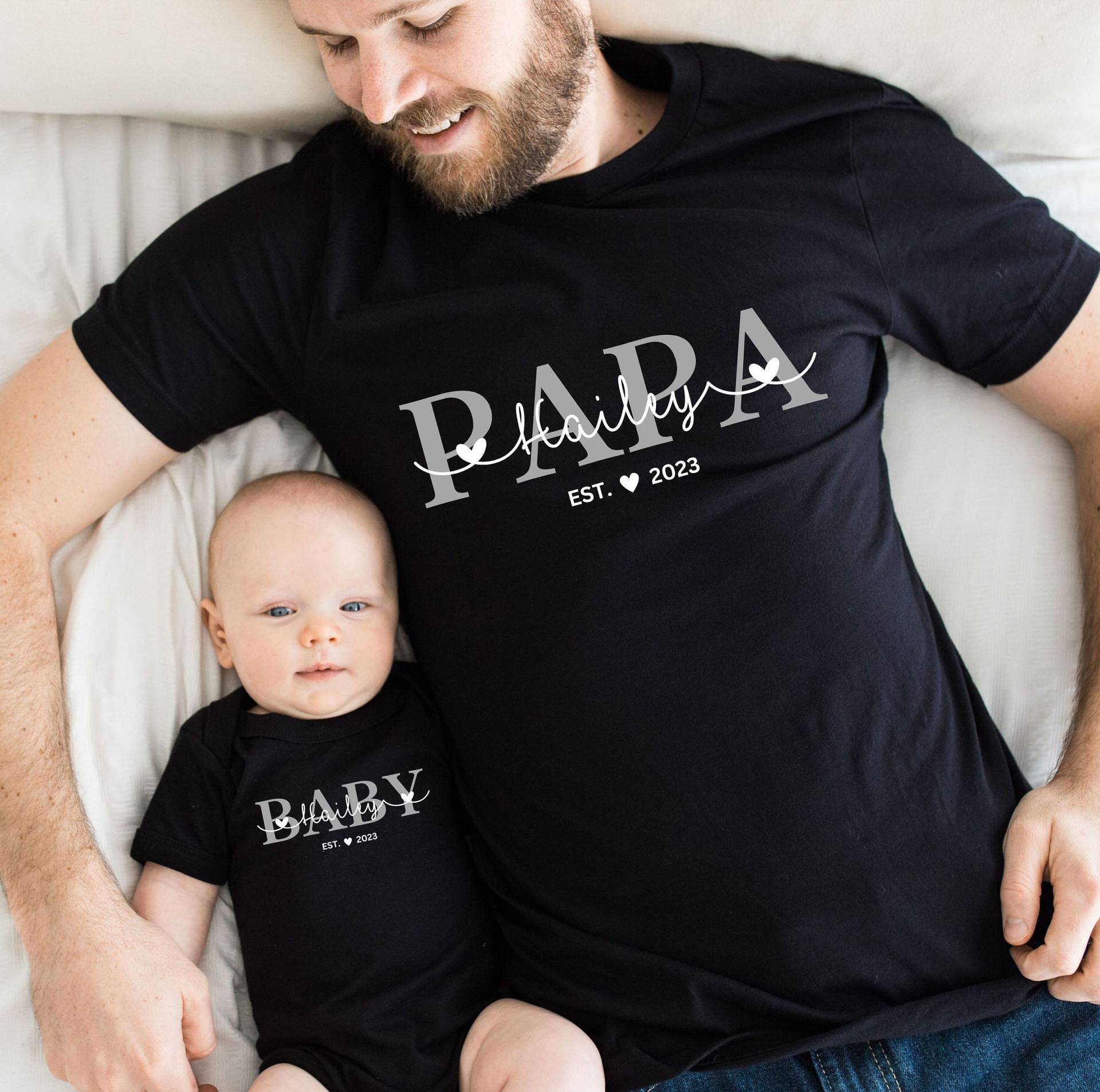 Personalisiertes Familienoutfit Mit Namen Und Geburtsjahr, Partnerlook Mama Tochter Outfit Set Babybody Bedruckt Vater Sohn von TraumFabriik