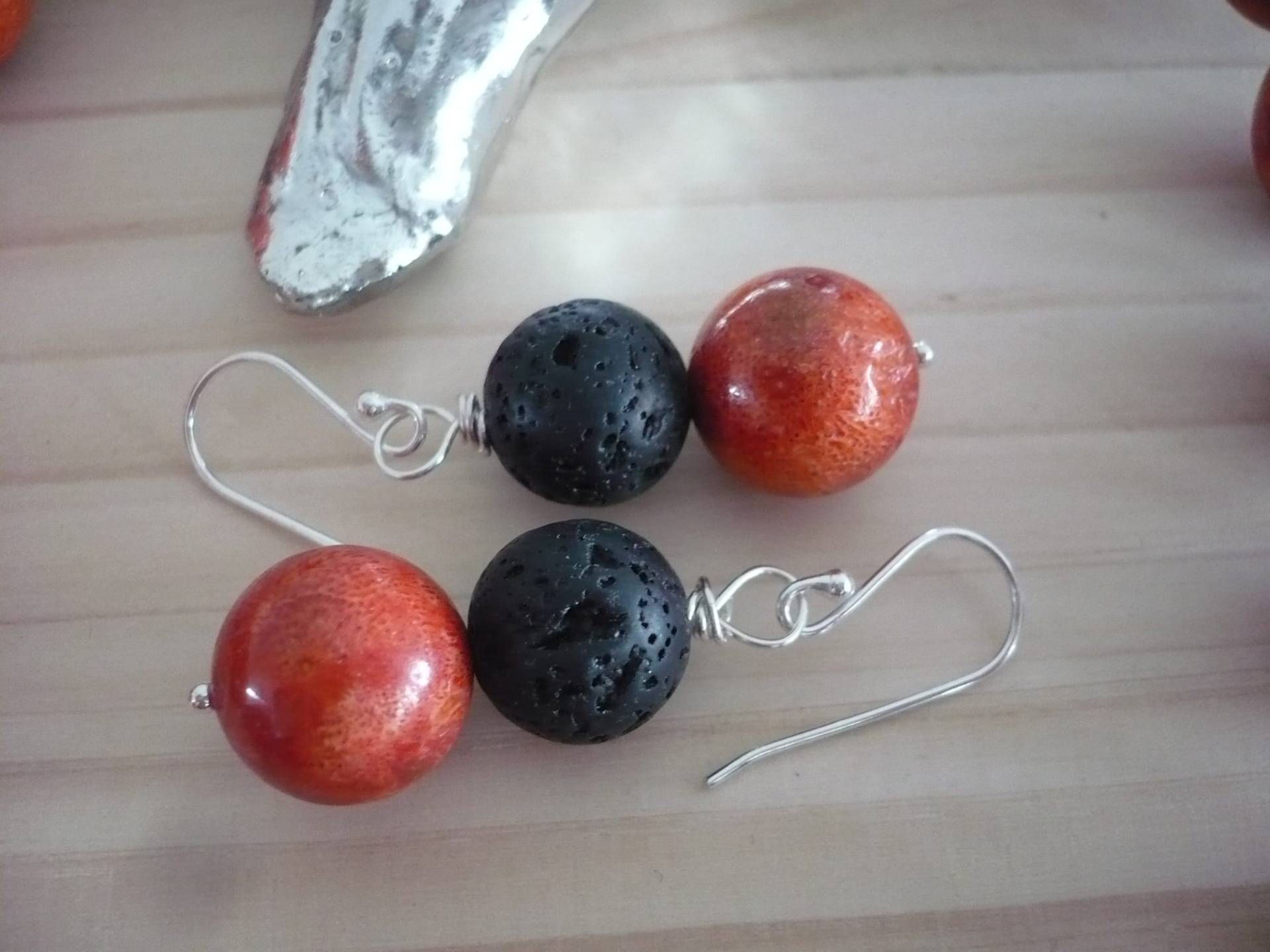 Echt Silber Ohrhänger Mit Schaumkoralle & Lavastein, Rot-Schwarze Ohrhänger, Moderner Ohrschmuck, Handgefertigte von TraumPerlenWerk