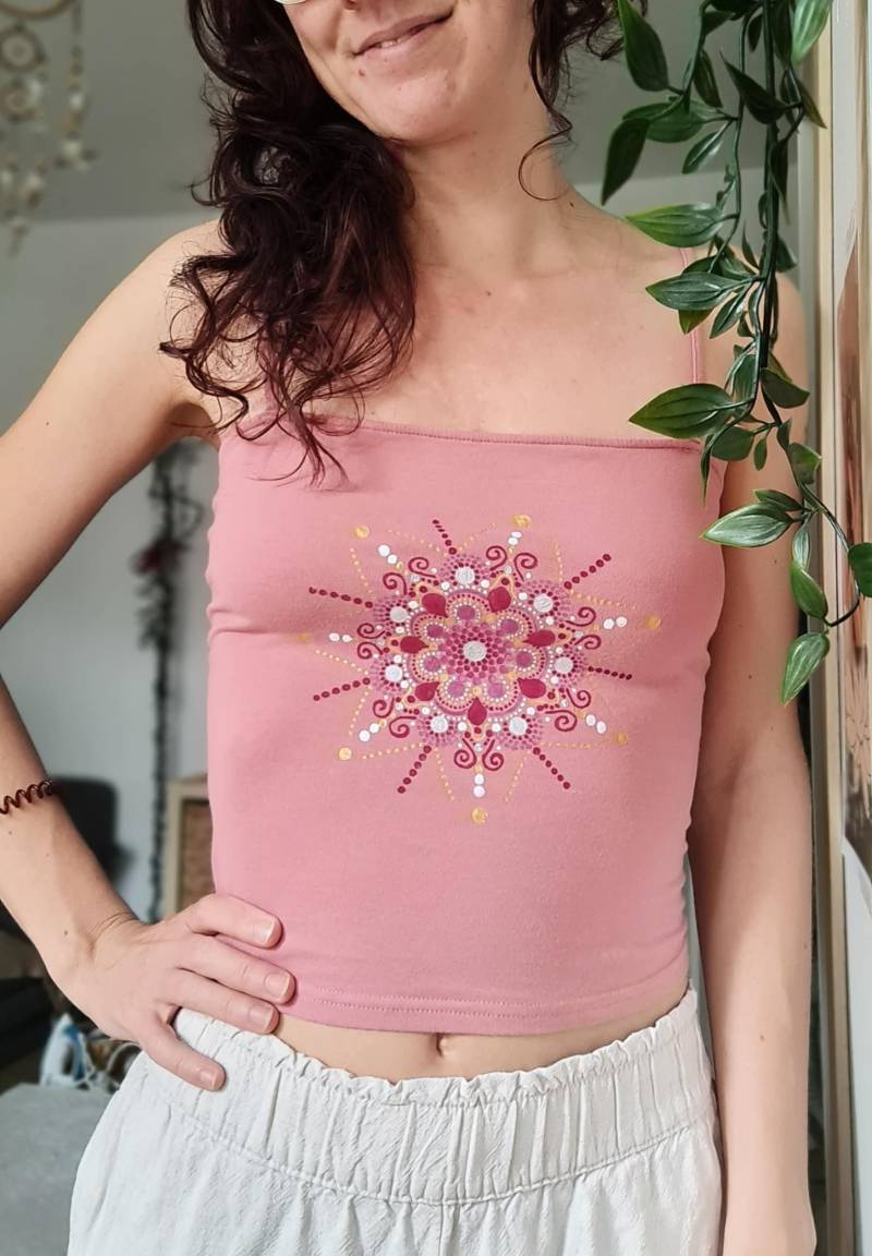 Handbemaltes Mandala Top ~ Größe S von TraumwelleShop