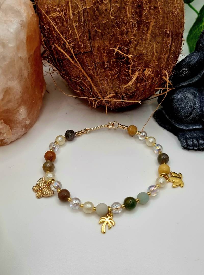 Edelstein Armband Mit Goldenen Anhängern Edelstein Armband Mit Goldenen Anhängern von TravelSouls