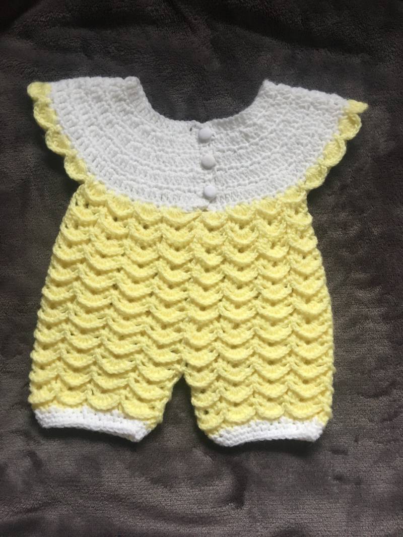 Handgemachter Gehäkelter Babypullover Handgemachter Gehäkelter Babypullover von TravelingwithAyd