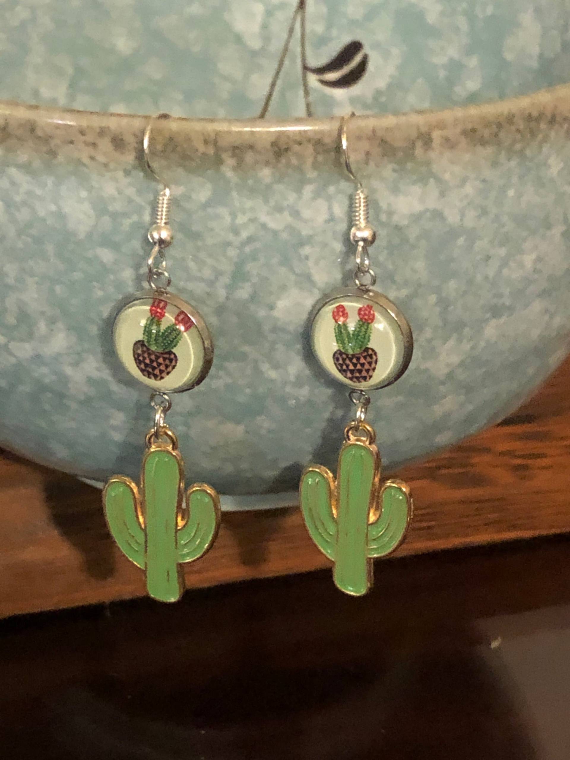 Handgemachte Kaktus Charm Ohrringe Handgemachte Kaktus Charm Ohrringe von TravelsandMore