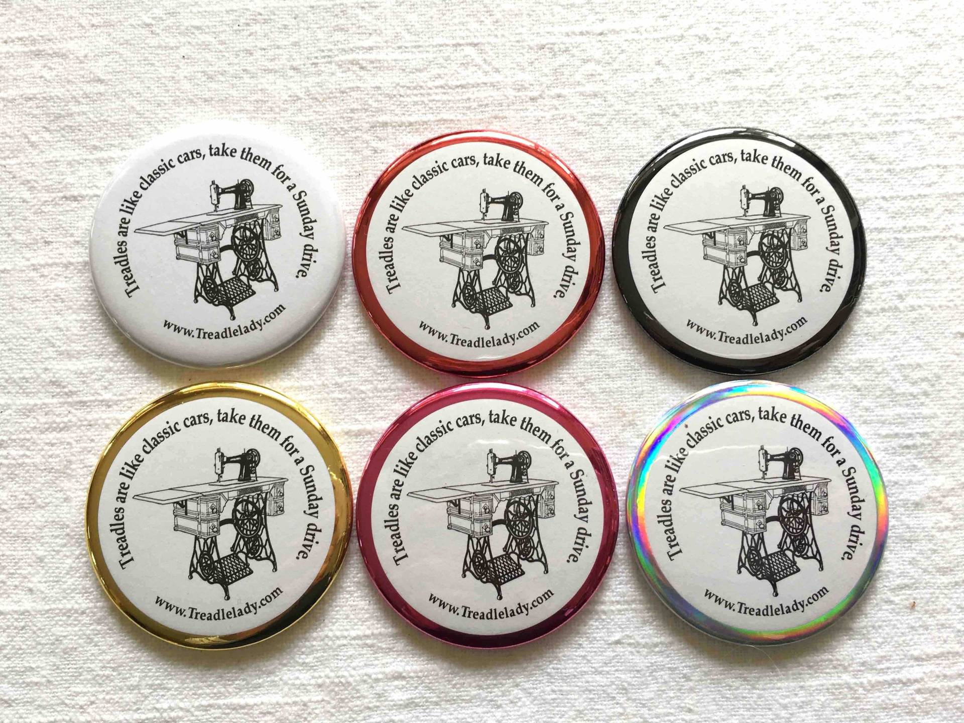 Treadle Nähmaschine, Pin, Taschenspiegel Oder Magnet "Treadles Sind Wie Oldtimer, Nehmen Sie Sie Für Eine Sonntagsfahrt." Treadle Nähmaschine, Pin, Taschenspiegel Oder Magnet "Treadles Sind Wie Oldtimer, Nehmen Sie Sie Für Eine Sonntagsfahrt." von TreadleLady