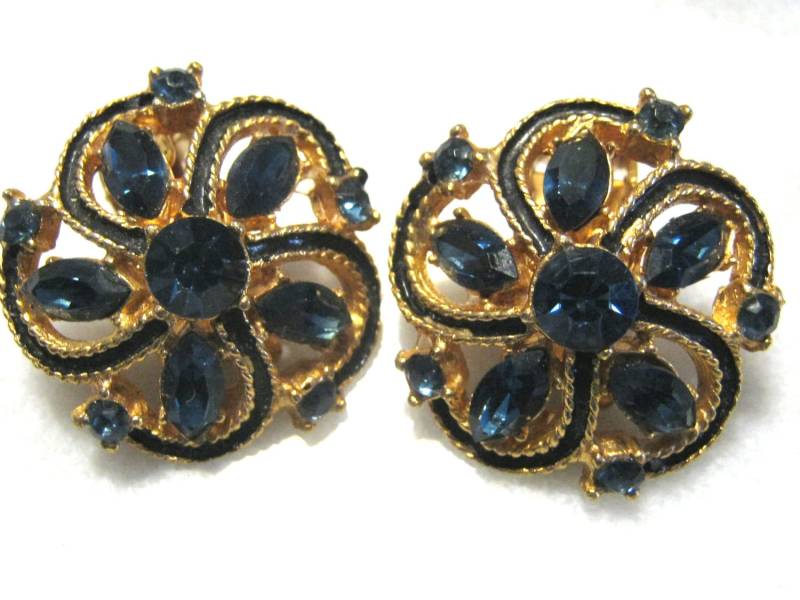 Glamouröse Vintage-Schmuck Windrad Ohrringe Schwarz Emaille Und Blau Strass-Clip Auf Glamouröse Vintage-Schmuck Windrad Ohrringe Schwarz Emaille Und Blau Strass-Clip Auf von TreasureBoxAntiqueUS