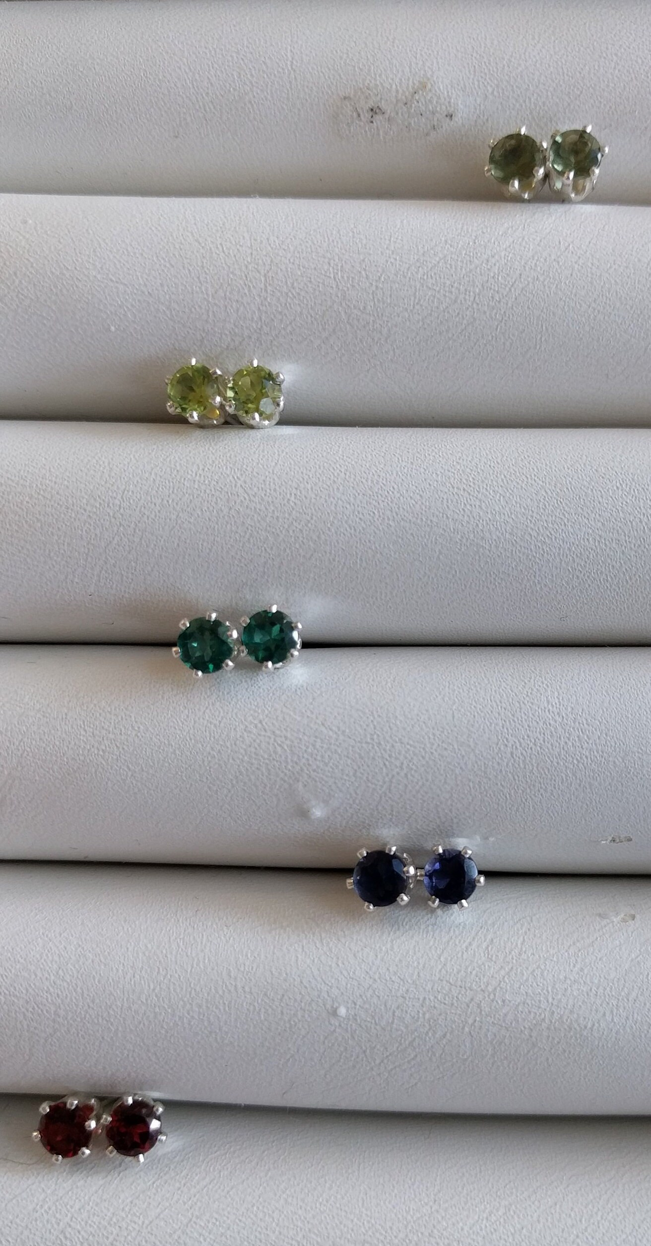 4mm-Ohrringe von TreasureBoxJewel