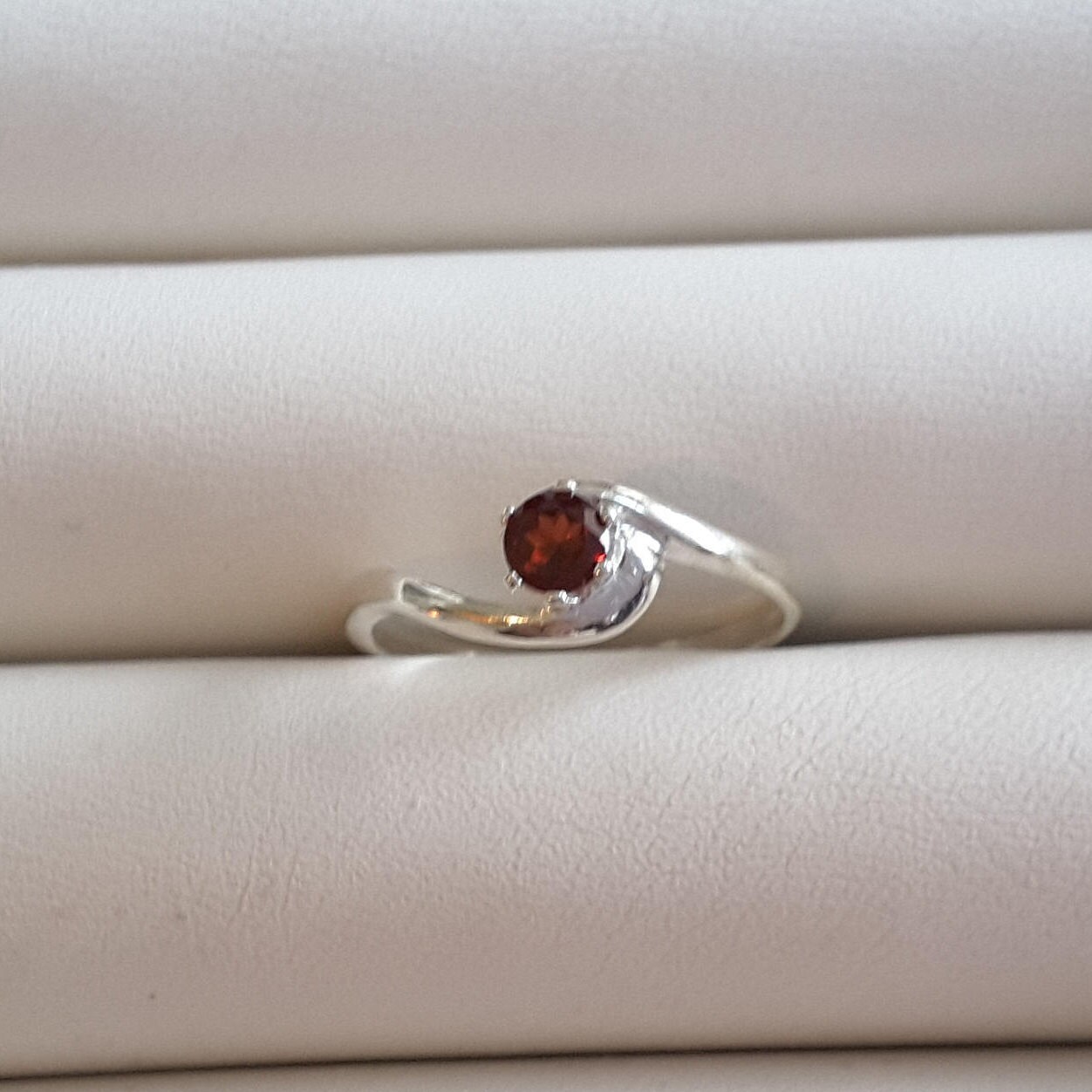 Einfache Granat Silber Ring von TreasureBoxJewel