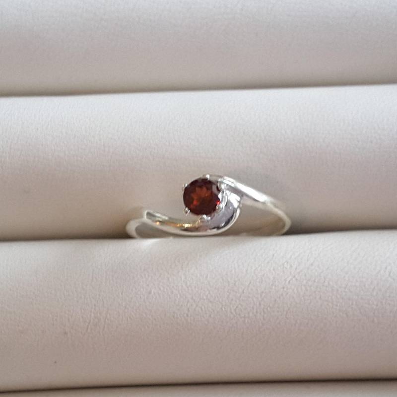 Einfache Granat Silber Ring von TreasureBoxJewel