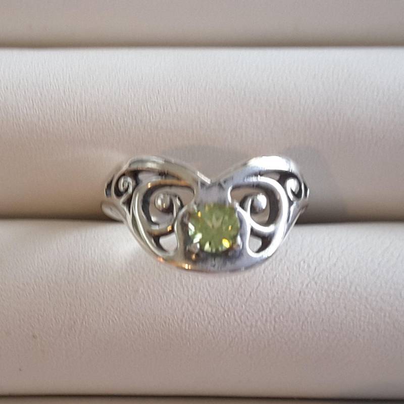 Peridot Facettiert Filigranen Silbernen Ring von TreasureBoxJewel