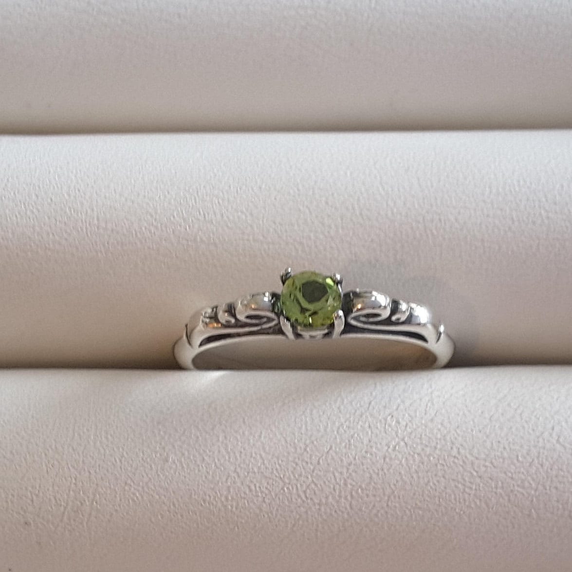 Peridot Facettiert Silber Ring von TreasureBoxJewel