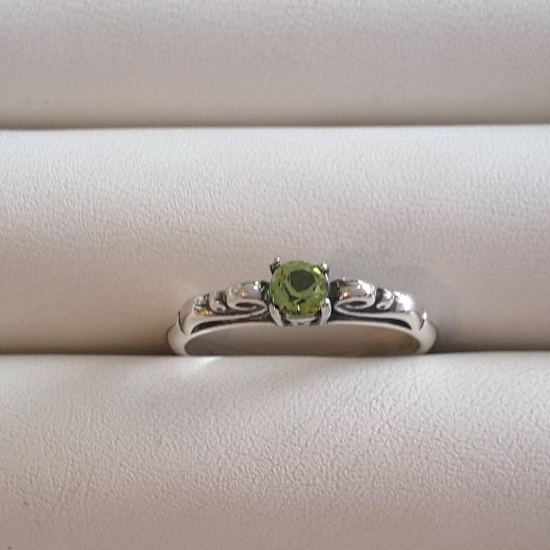 Peridot Facettiert Silber Ring von TreasureBoxJewel