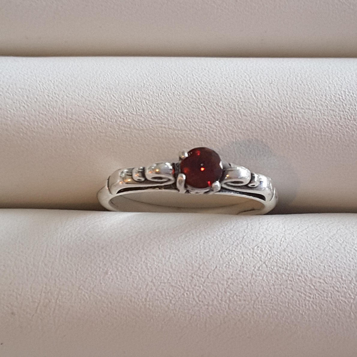 Rubin Facettiert Silber Ring von TreasureBoxJewel