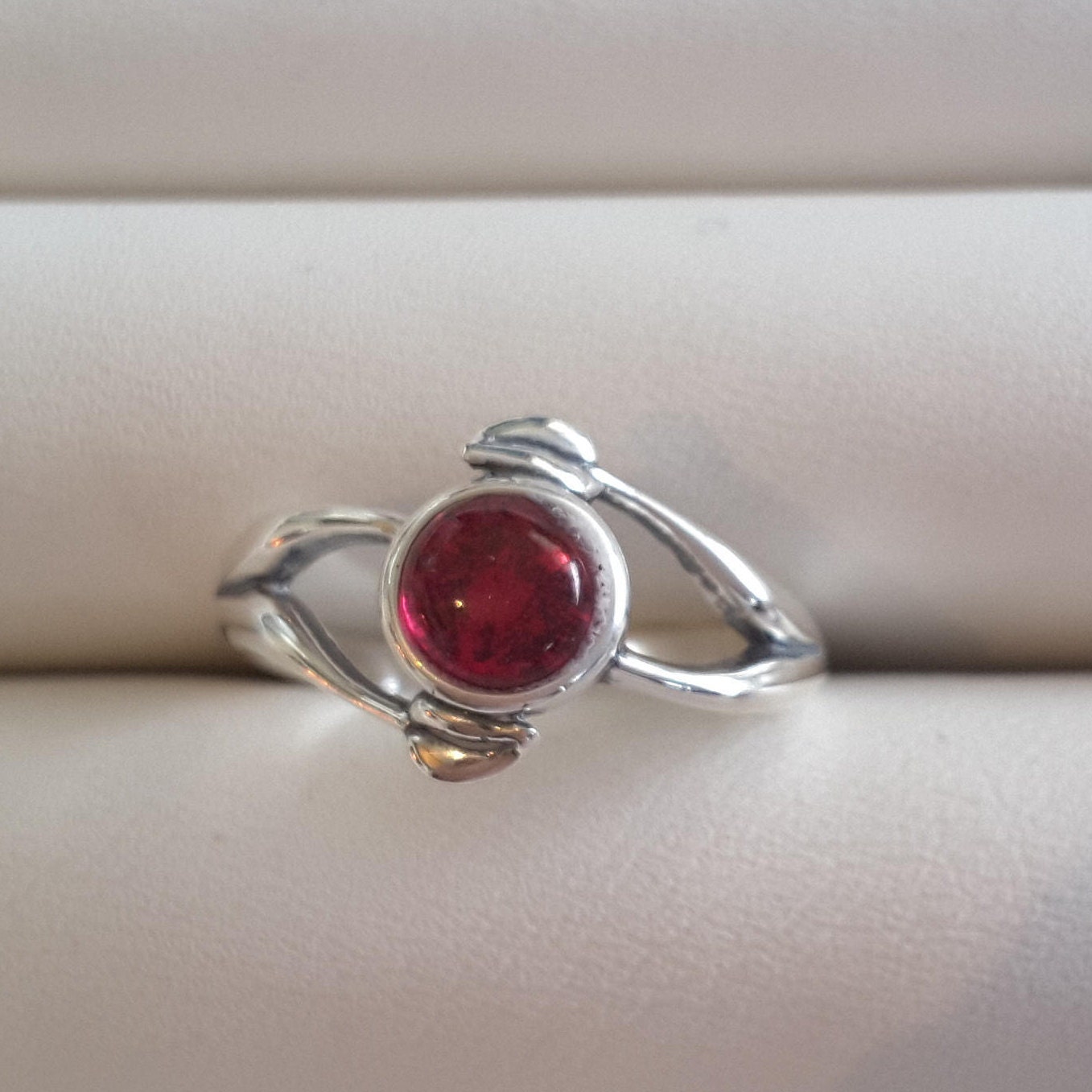 Rubin Silber Blätter Ring von TreasureBoxJewel