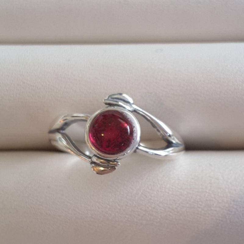 Rubin Silber Blätter Ring von TreasureBoxJewel