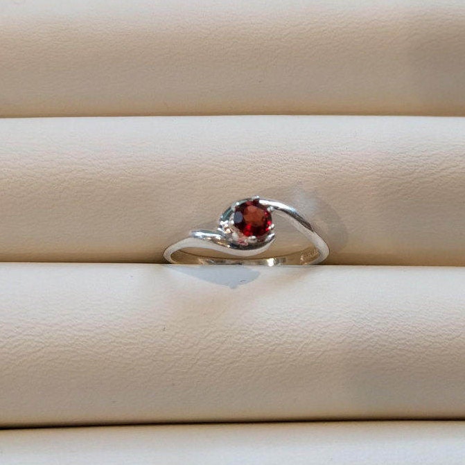 Silber Granat Ring von TreasureBoxJewel